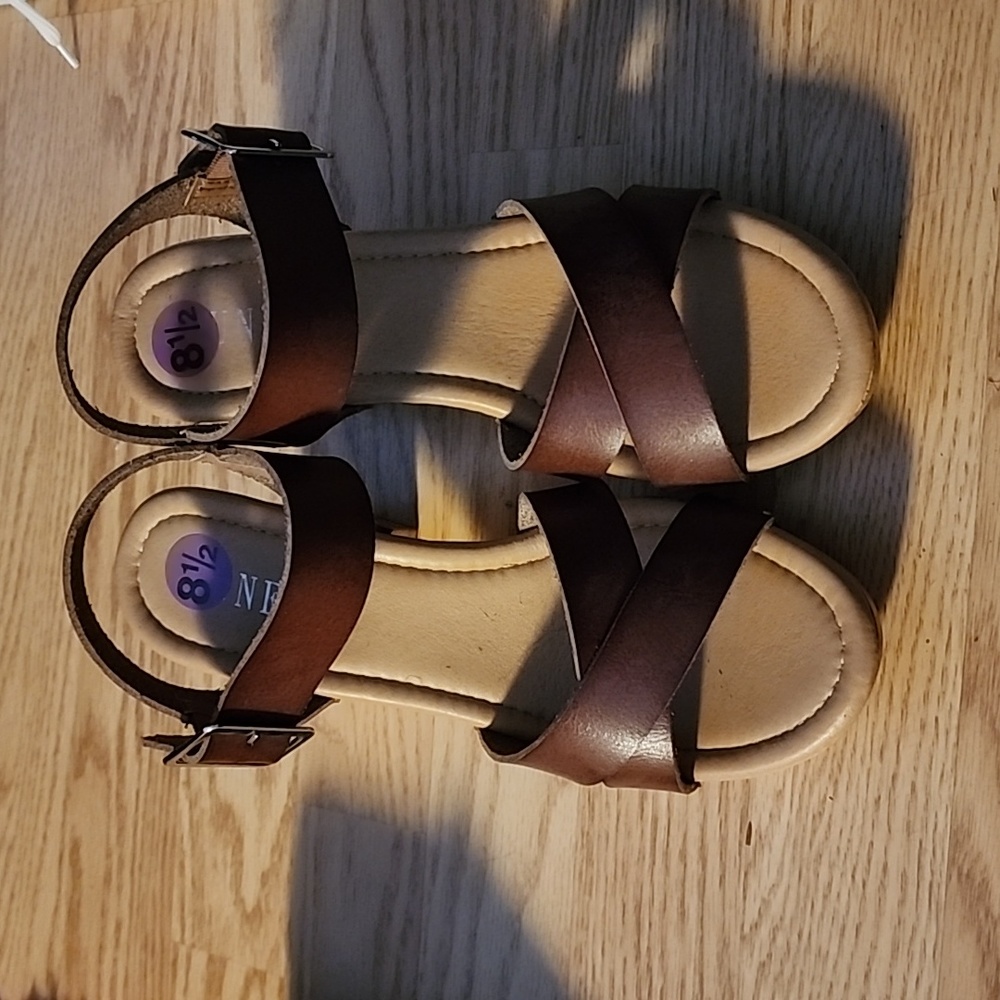 Size 8.5 Faux wood Dunes Sandals